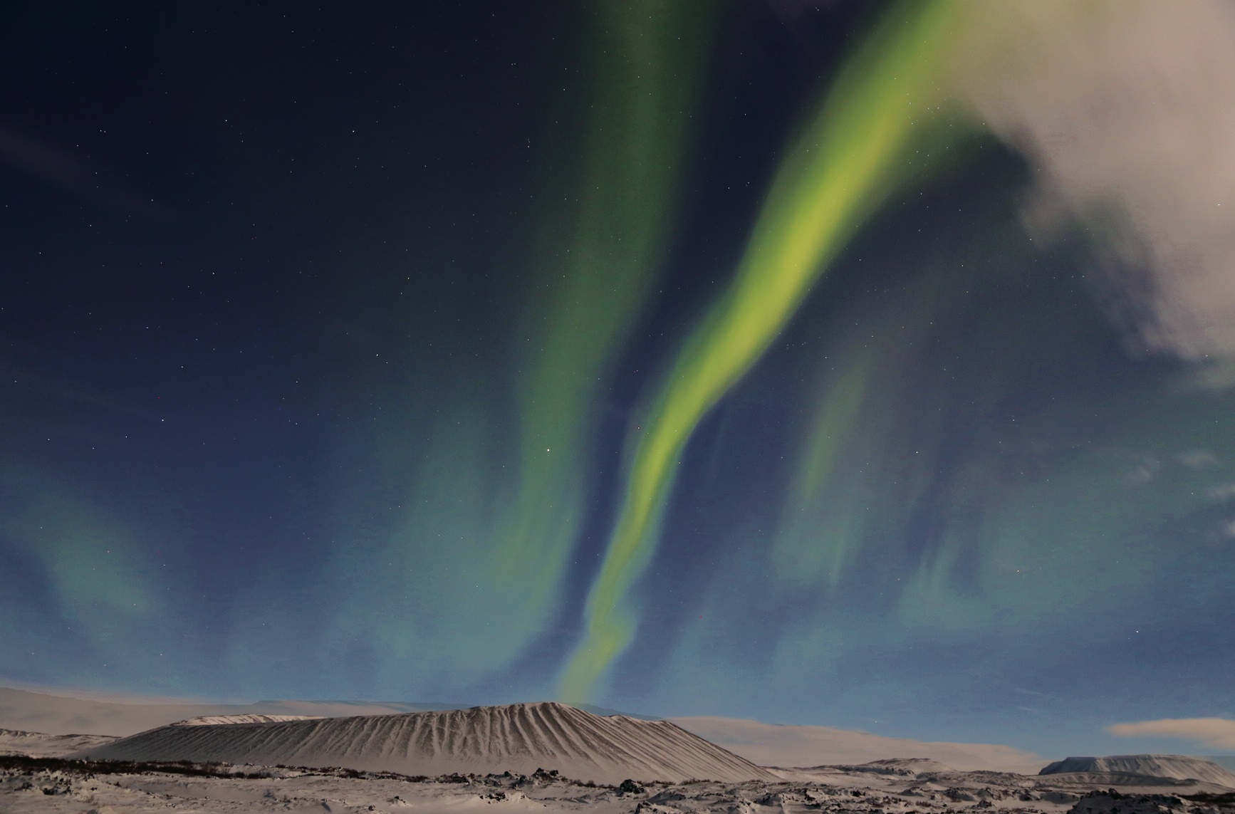 Aurore boréale au-dessus du volcan Hverfjall près du lac Mývatn, le 3 mars 2015